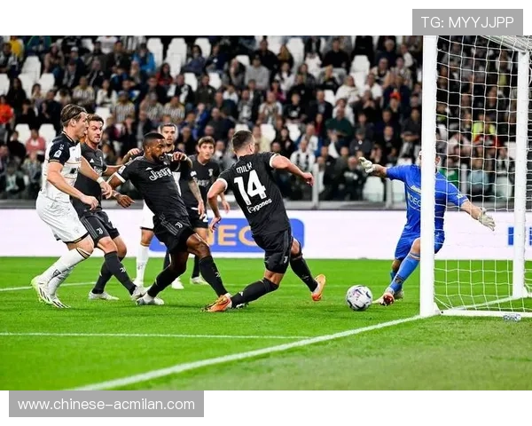 尤文图斯边线传中形成门前混乱