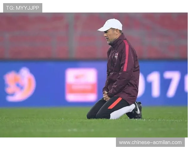 排球女将怒扣致胜一球,场边教练直接跪地庆祝 排球女将怒扣致胜一球,场边教练直接跪地庆祝