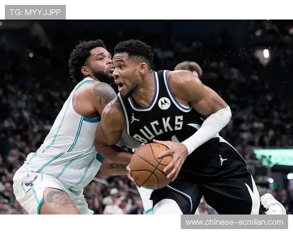 字母哥禁区内泰山压顶暴扣得分,雄鹿主场力擒猛龙 字母哥禁区内泰山压顶暴扣得分,雄鹿主场力擒猛龙