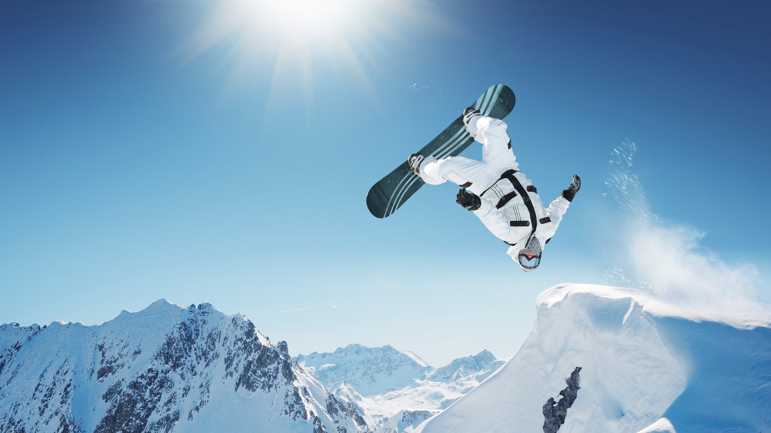 弗赖堡紧密回防限制对手传球路线，弗赖堡队